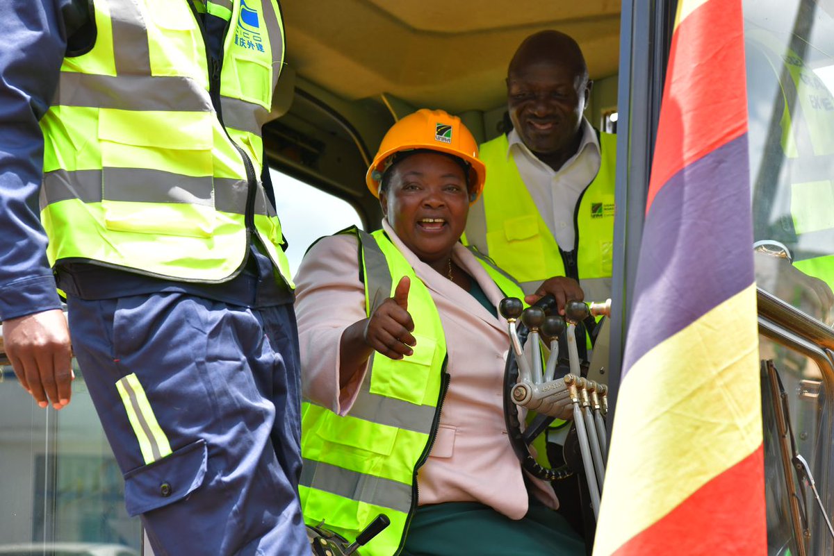 kyobesarah's tweet photo. @R_Nabbanja officiates the  groundbreaking  of Masaka- Kyotera-Mutukula road reconstruction [89.5 KM], rehabilitation of Nyendo —Villa Maria road [11 KM] &amp; access Roads [7 KM] to paved standard.
#GOUworks #UNRAworks 
@UgandaMediaCent @MoWT_Uganda @GenWamala @UNRA_UG @OfwonoOpondo https://t.co/W5a7oxnj2J