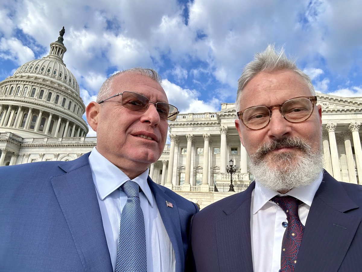 josephabondy's tweet image. A lovely cherry blossom stroll to the Rayburn Building with Lev Parnas for a chat with the Oversight Committee this morning. #LevSpeaks