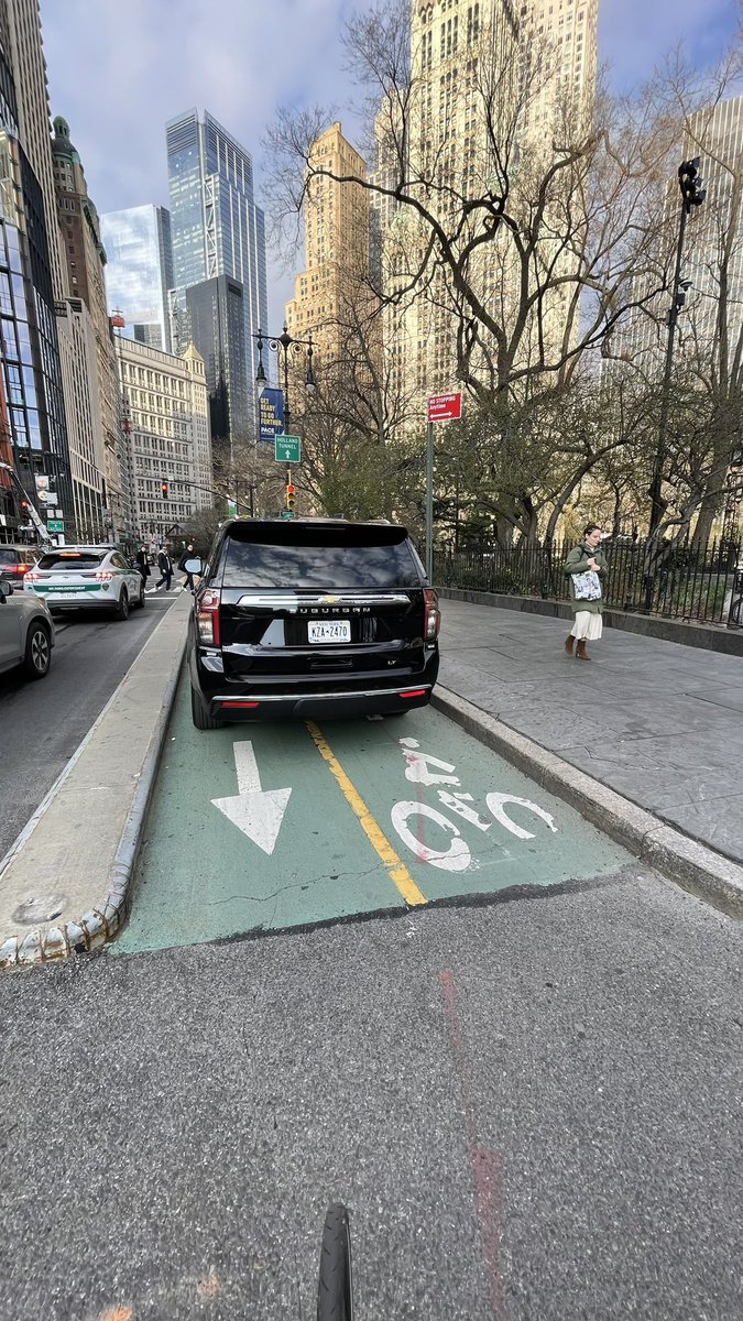 3/20 @ around 8:40 am right in front of beautiful city hall. Who under @nycmayor Adams watch is putting bicyclists' lives at risk by parking this tank here? <a href="/NYCBikeLanes/">NYC Bike Lanes</a>