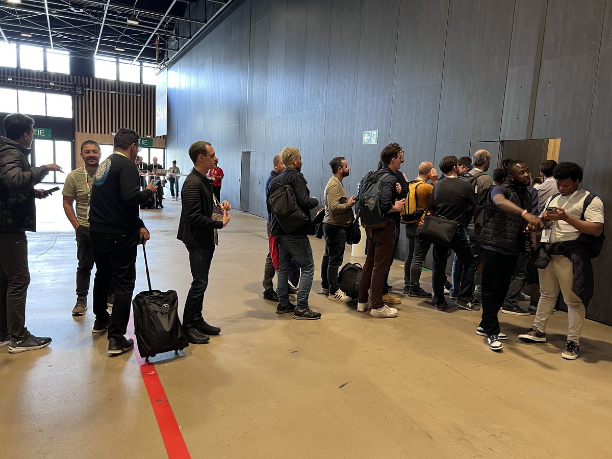 The room is full and people are lining up to hear Nico Vibert and Dan Finneran’s session on Cilium!

#cilium #kubecon #cloudnativecon