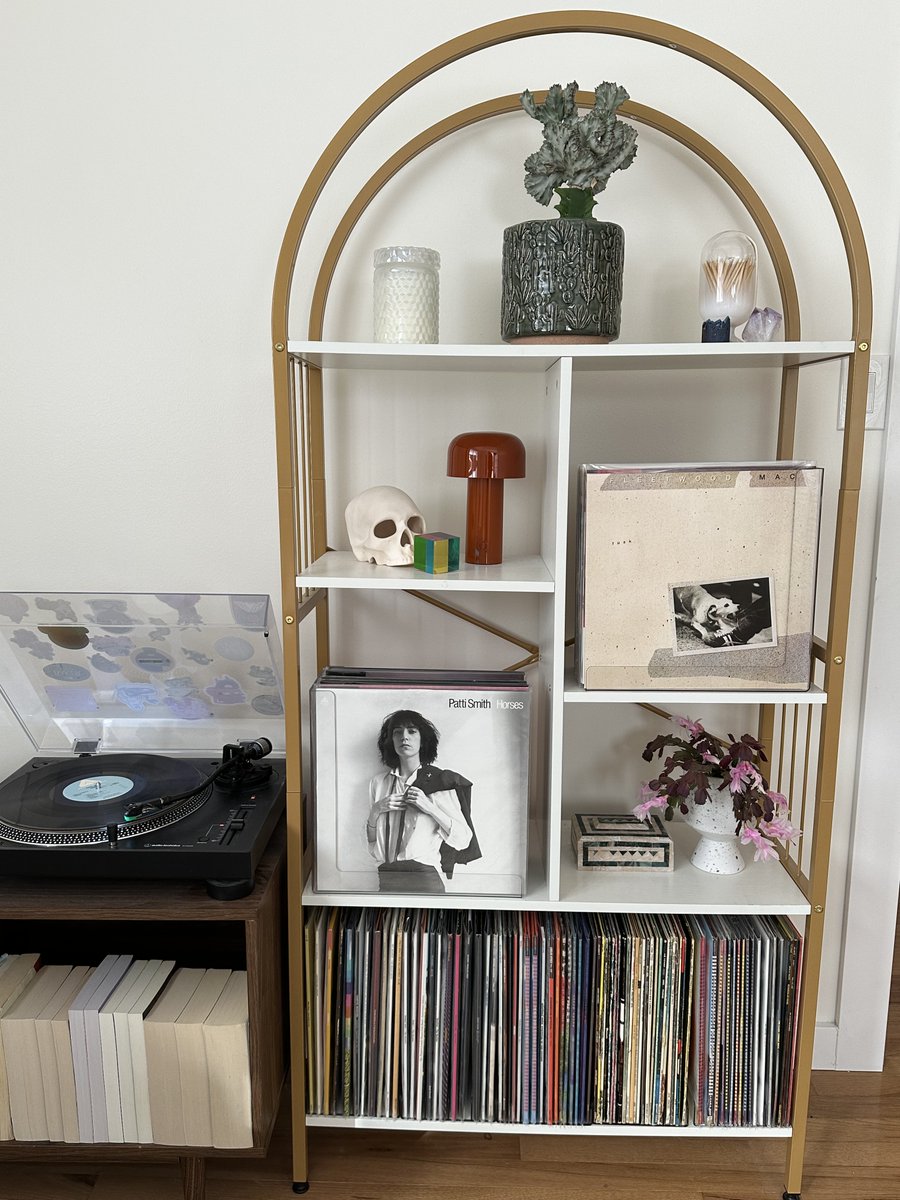RecordCorner's tweet image. Record Corner can turn any shelving unit into proper record storage. Seen here 7 units with storage of up to 252 vinyl records learn more at:
RecordCorner.net 
#vinyl #vinyladdict #recordcorner #records