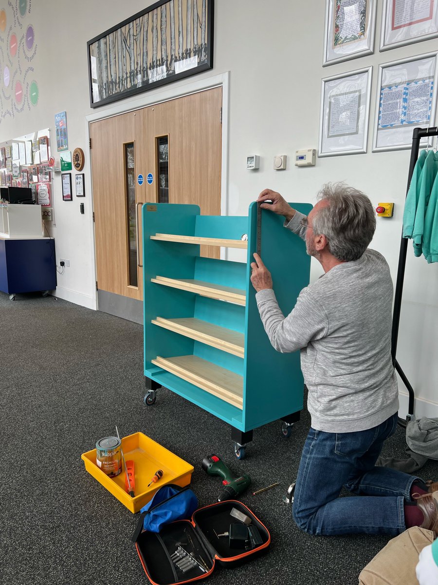 The Scrubbery volunteer team in collaboration with the Roehampton Community Shed team, made a special addition to our library: a book trolley made from recycled materials! Thanks for supporting sustainability and our academy! 📚♻️ #CommunityCollaboration #Recycle #Reuse