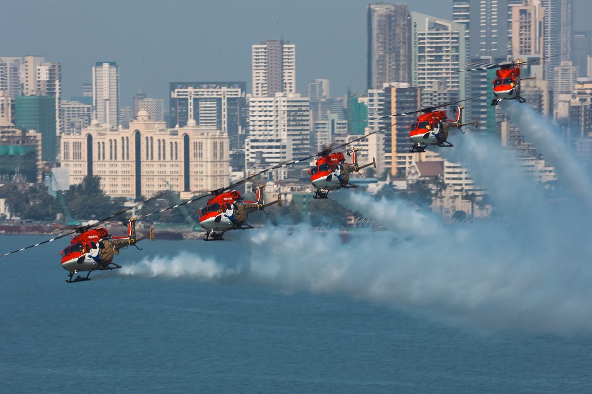 Passion, precision and professionalism 🇮🇳 📸: @pho_toky #Sarang #IAF #Mumbai #India #MarineDriveMumbai #MumbaiDiaries #FamousFive #Asia #Airshow #Helicopter #Pilot #Blueskies #X #formation #flying #closeenough #Reds #Daredevils @IAF_MCC