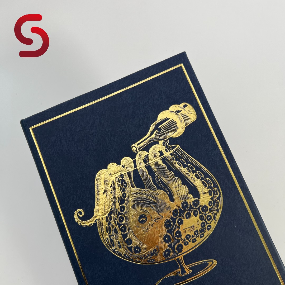 SmartUKSupplies's tweet image. 📷Created for The Barrelman - This A5 deep blue Vivella menu cover has a concealed cord for menu insertion and an awesome golden octopus pattern on the front.

Interested? Enquire today - smartuk.net/menu.../classi…
#menucovers #menucover #thebarrelman #gastropub