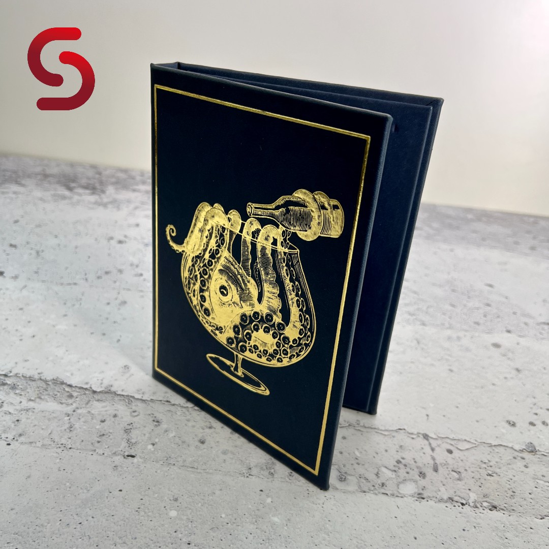 SmartUKSupplies's tweet image. 📷Created for The Barrelman - This A5 deep blue Vivella menu cover has a concealed cord for menu insertion and an awesome golden octopus pattern on the front.

Interested? Enquire today - smartuk.net/menu.../classi…
#menucovers #menucover #thebarrelman #gastropub