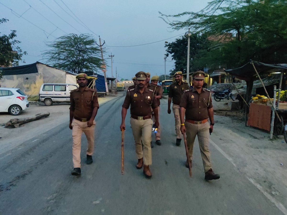 #Etawahpolice #Footpatrolling आगामी लोकसभा निर्वाचन-2024 के दृष्टिगत SSP इटावा के निर्देशन में जनपद में शांति एवं कानून व्यवस्था को सुदृढ़ बनाये रखने हेतु थाना चौबिया पुलिस द्वारा थाना क्षेत्रांतर्गत पैदल गस्त एवं लोगों से संवाद कर उनको सुरक्षा के प्रति आश्वस्त किया गया