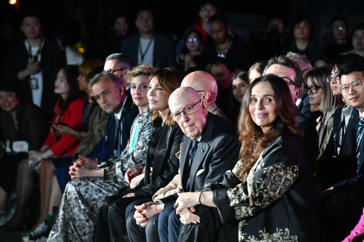 XinhuaItalia's tweet photo. Cina: Guangdong, al via Shenzhen-Milan Lifestyle Week
#China 🇨🇳 #Guangdong 🌏 #ShenzhenMilan 🇮🇹 #LifestyleWeek #CulturalExchange 🎨 #FashionShow 👠 #DesignInnovation ✨ #BusinessRelations 💼 #EventNetworking 🤝 https://t.co/FtHFTnyNdJ