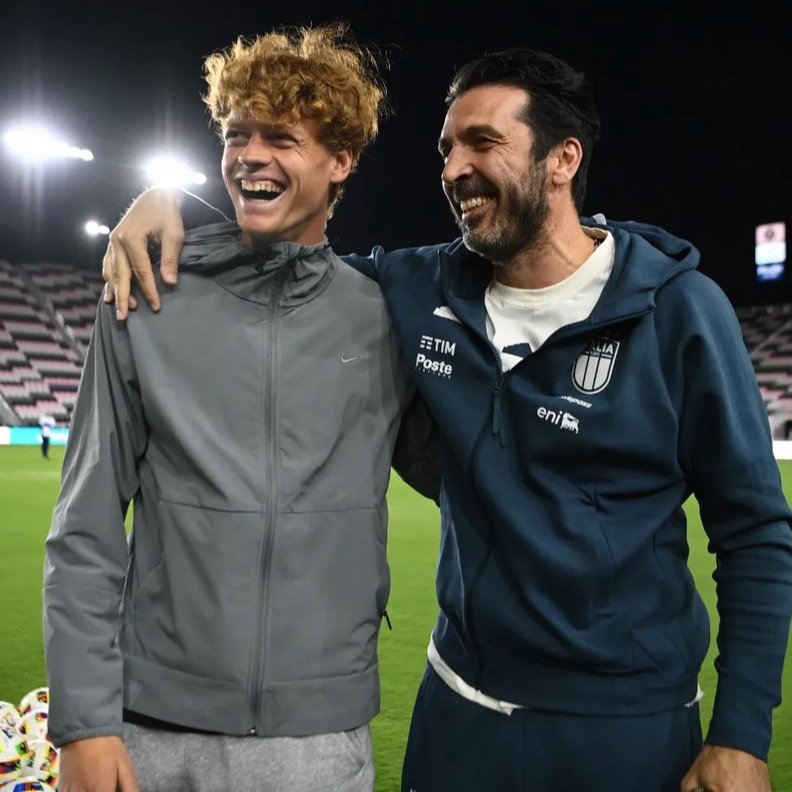 Two Italian World Champions sharing some smiles 🇮🇹 2023 Davis Cup World Champion, Jannik Sinner 🏆 2006 @FIFAWorldCup champion, Gianluigi Buffon 🏆 📸: @Azzurri