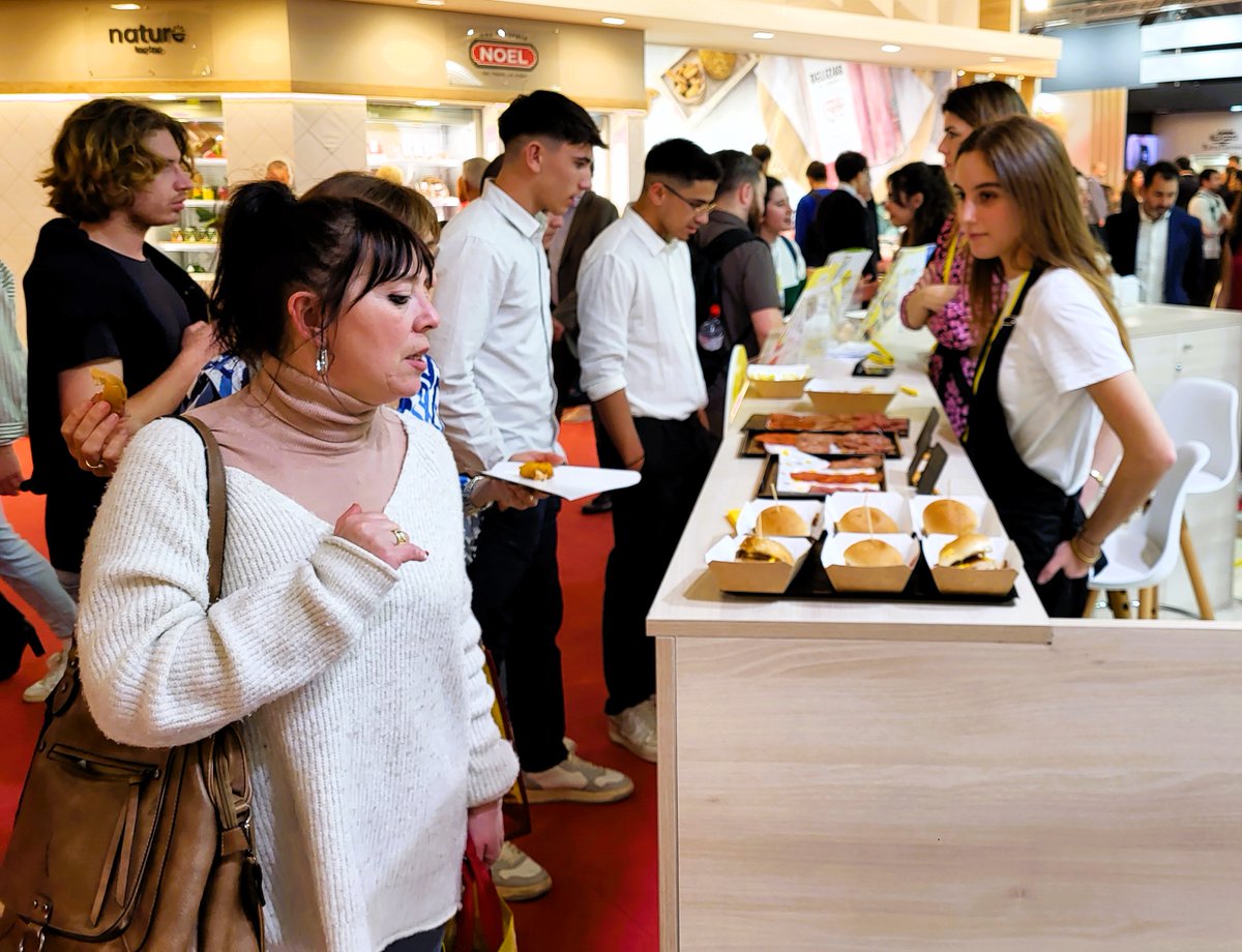 Grupo_Uvesa's tweet photo. Día3️⃣en @AlimentariaBCN
📸Foto de #equipo con compañer@s de #comercial, #investigaciónydesarrollo y #exportación de #UVESA✅#Degustaciones y gama #foodservice para #hostelería y #restauraciónorganizada🍗#Receta mejorada de #embutido de #pollo #Alpico y #Basmahal
📍#Intercarn #301 https://t.co/oopDkqlWPH