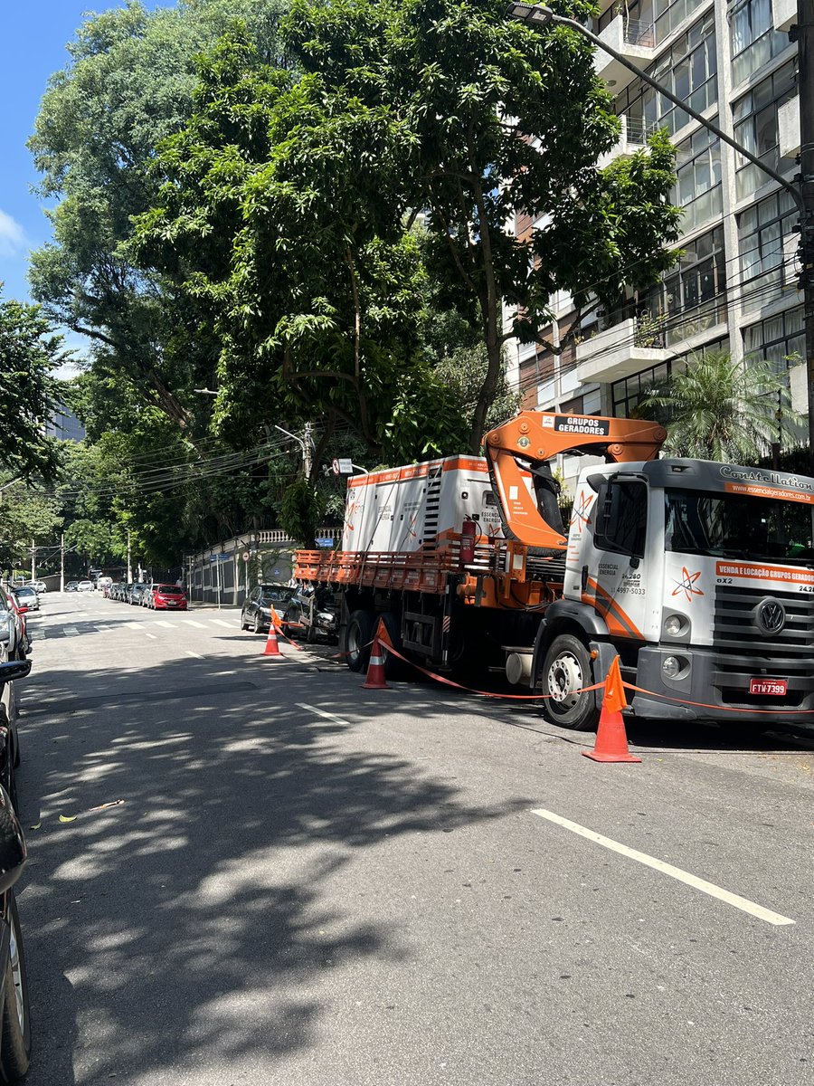 Mais um dia sofrendo na mão da @EnelBrasil . Não bastasse os dias sem luz e de não resolução dos problemas, o gerador que foi disponibilizado ficou sem combustível. #santacecilia