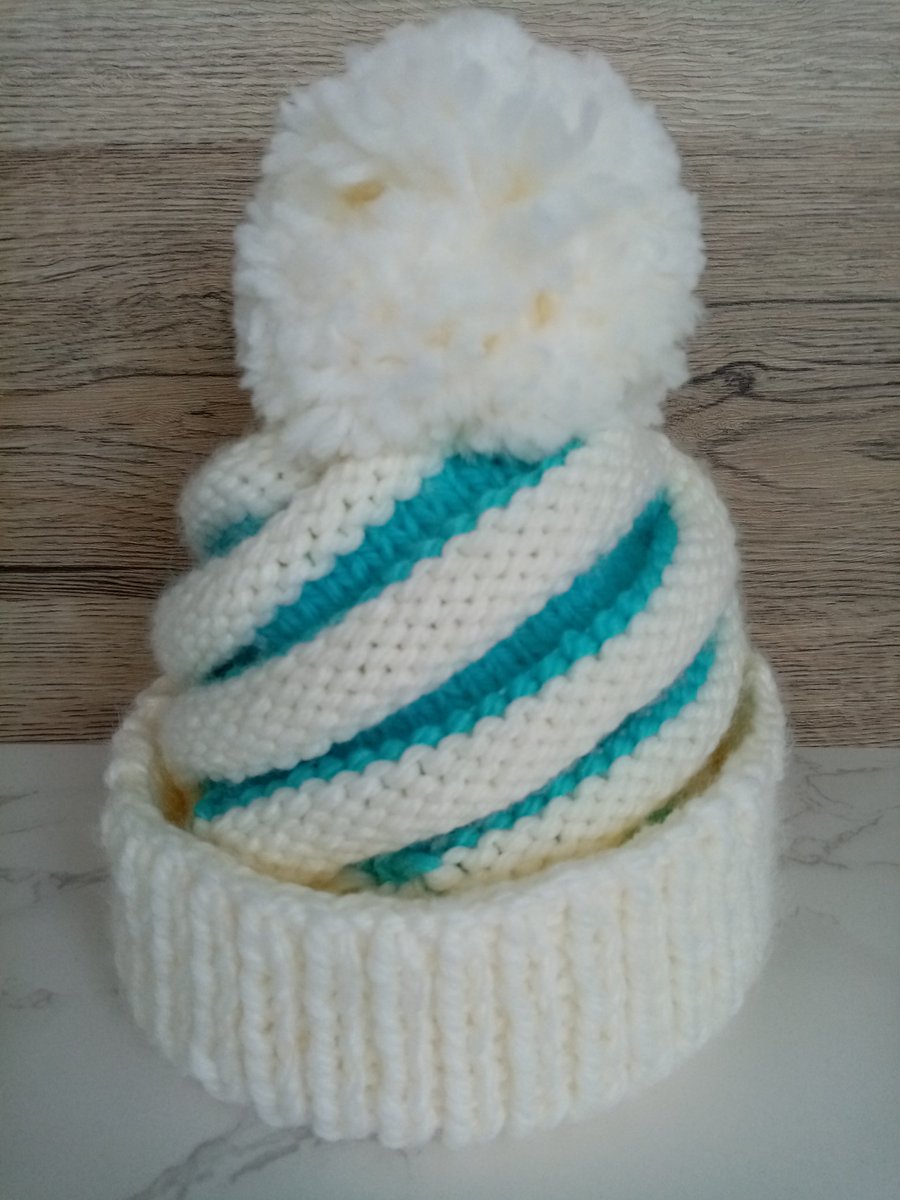 Cupcake swirl hat in soft comfort chunky cream and aquamarine. Hand-made in Ireland ☘️
folksy.com/shops/littlere…
#CraftBizParty
#HandmadeHour
#swirlhat
#UKGIFTHOUR
#specialoccasions
#funhats
#ireland
#folksy
#hats
#kids