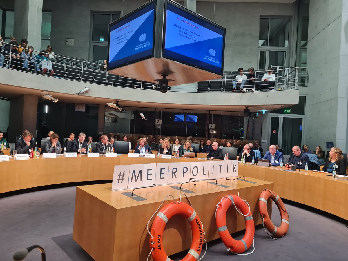 Toller Auftakt des Parlamentskreises Meerespolitik im #Bundestag! > 100 Menschen kamen gestern für nachhaltigen Umgang & Schutz der #Meere zusammen. Im Fokus: Energienutzungen, Fischerei & Meeresnaturschutz. 🙏an @schneider_cux , Stefan Wenzel MdB & @olafinderbeek! #meerpolitik