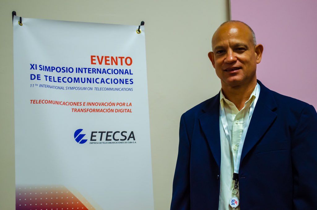 DainierGonzalez's tweet photo. Presentación: “Solución de acceso Wifi en medios de transporte” del Experto en Redes IP/MPLS Ing. Elio Ávila Rodriguez en @InformaticaHab representando a la #DTLT de @ETECSA_Cuba https://t.co/SGKRafnX5v