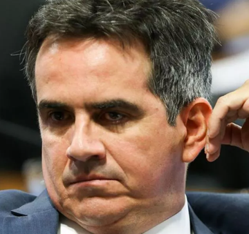 BrasilPost13's tweet photo. Grande Dia.
Ciro Nogueira ataca chefes das Forças Armadas que delataram Bolsonaro à Polícia Federal.

Ao tentar defender o golpista, poderá sofrer uma devassa em suas contas e bens, se encontrarem irregularidades, (corrupção), a cobra vai fumar e poderá ir junto com o inelegível pra Papuda.

E aí Gado, estão gostando ??? 👇