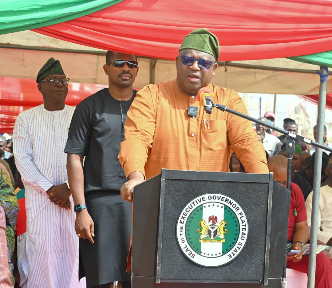 promotingjos24's tweet photo. Plateau State Governor, Barr. @CalebMutfwang , inaugurated a multi-million naira shopping complex and modern motor park in Bukuru. Constructed by the Jos South Local Government Council, the project aims to improve orderliness, reduce crime, and increase revenue.
#PromotingJos https://t.co/zrunIDjm49