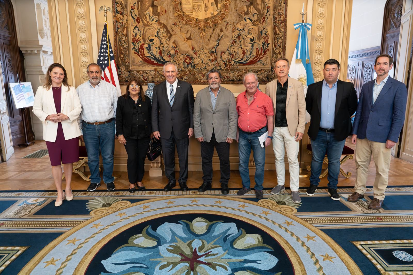 La CGT tuvo otro mano a mano con el embajador de los EEUU que se mostró a la izquierda de Milei: "La protección de los derechos de los trabajadores es crucial"