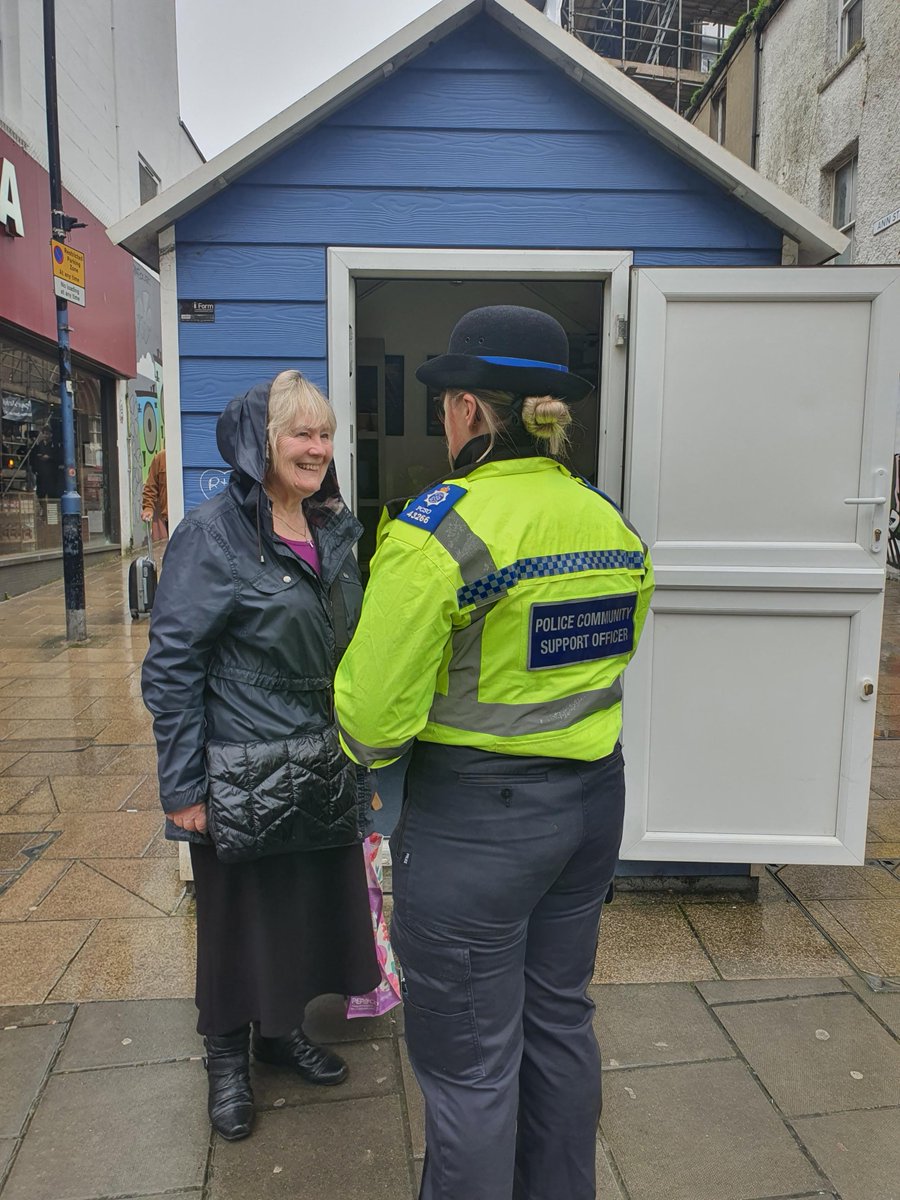 This member of the public was very happy to see our PCSOs out on London Road. PCSO Ford was at the beach hut speaking with the local community and residents about antisocial behaviour and offering reassurance to the businesses and shoppers. 43266
