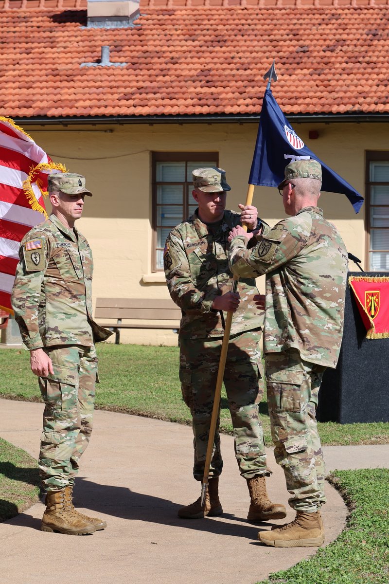 USArmyFortSill's tweet image. Thank you to Chief Warrant Officer 2 Martin Johnston, who relinquished command of the @77thArmyBand last week, for ALL you helped do for the community! Best wishes in your next Army adventure! 🤟 

📷: spr.ly/6014kwFWq

#PeopleFirst #BeAllYouCanBe #ArmyBand