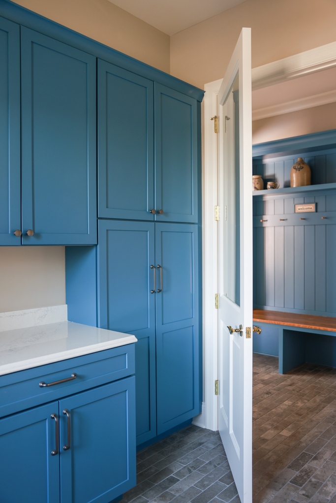 Transform your laundry room from drab to fab with striking blue cabinetry and ample counter space so laundry day is a breeze! 
genevacabinet.com/portfolio/laun…

@MedallionCabinetry
@LowellCustomHomes
@AnnKottlerHome

#laundryroom #cabinets #cabinetry #customhome
#remodel #spring #blue
