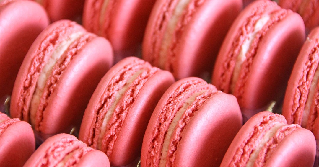 Spread the joy with this delicious AVA™ Berries Macaron recipe  🥰🍓 It's #NationalMacaronDay and #InternationalDayofHappiness after all 🙂🍓
🔗 in bio for the recipe.
#AVABerries #TasteTheBerryBest #Strawberries #Macarons #Recipe