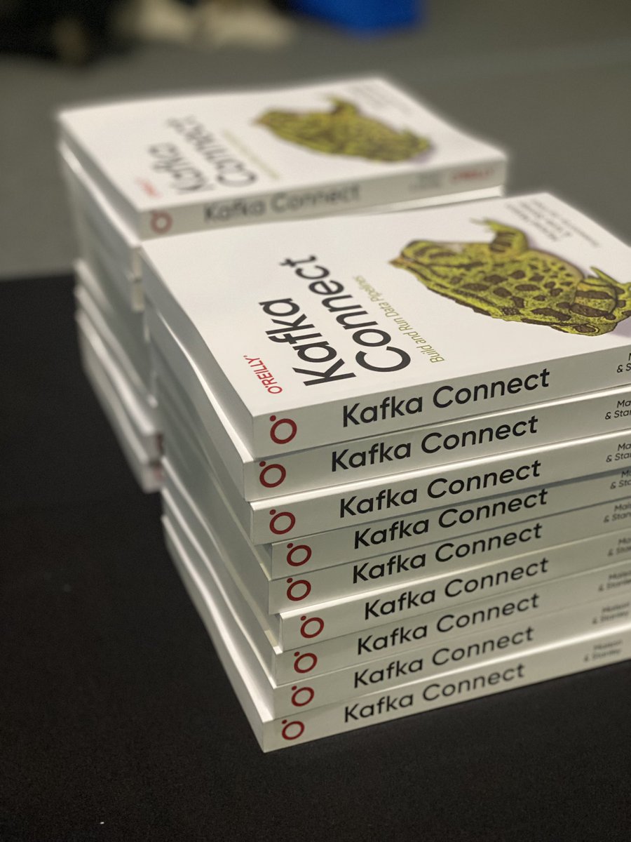 Last book signing for this #KafkaSummit 🇬🇧 

Join us at the Meetup hub, left of the expohall. 

T-10m