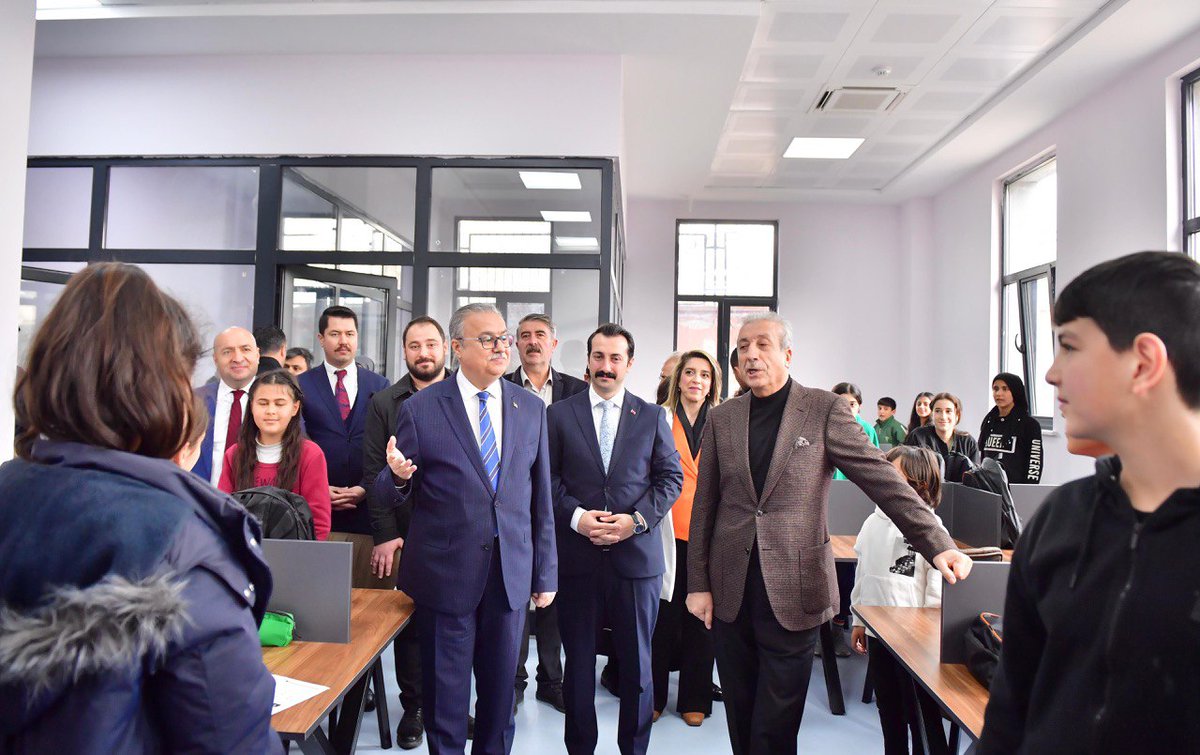 Valimiz <a href="/aliihsansu_/">Ali İhsan Su</a>,

📍Çınar'da yapımı tamamlanan Kutbettin Arzu Bilgi Evi ve Akademik Lisesi'nin açılışını gerçekleştirdi.✂️

Vali Su, bilgi evi ve akademi lisenin #Çınar'a ve #Diyarbakır'a hayırlı olmasını diledi.