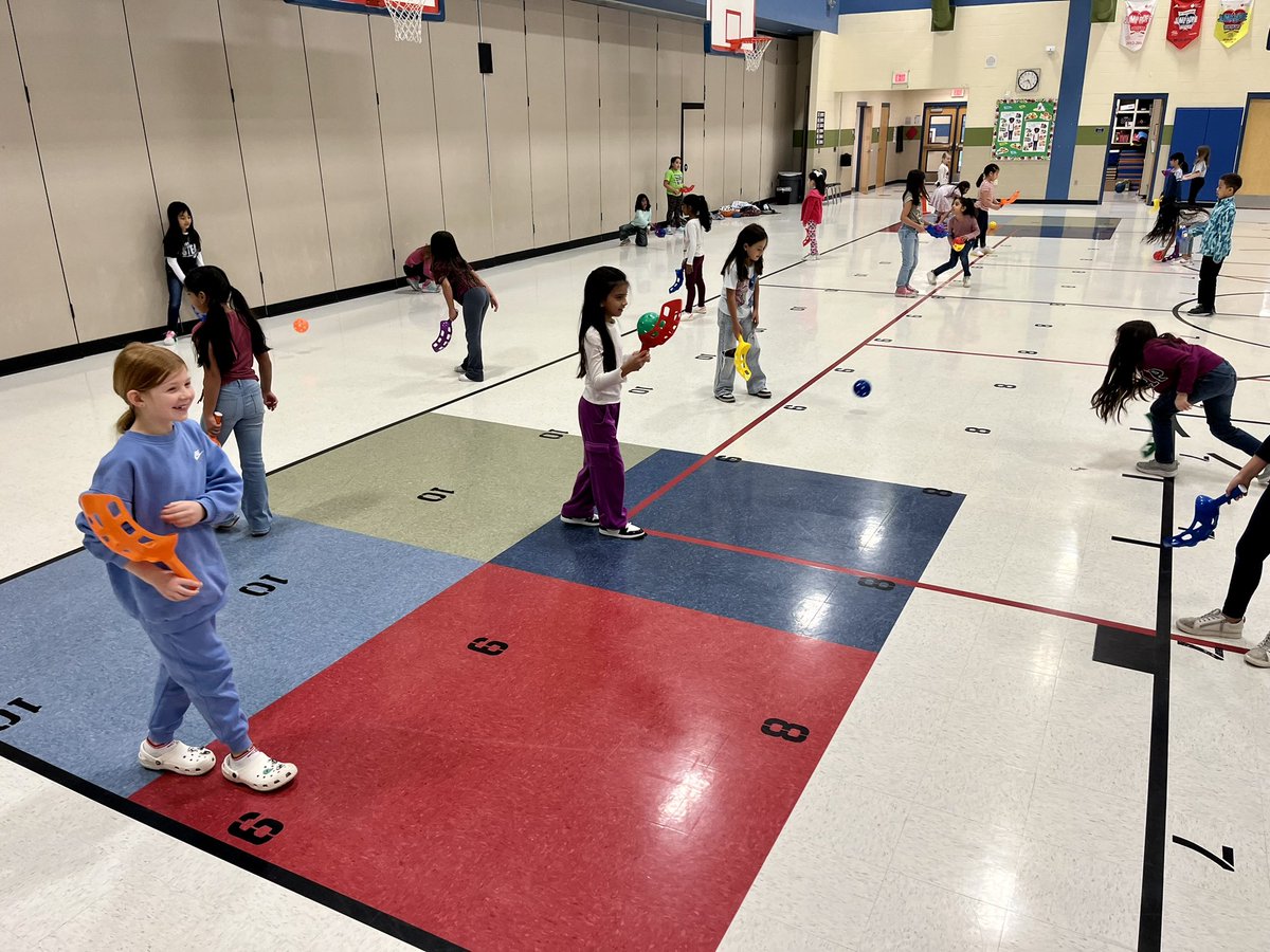 Working on our Striking and Volleying unit for K-2 using a variety of new equipment. Teamwork and determination being accomplished today! @NISD_PE @NISDLosReyes #Somoslonghorns #Longhornland