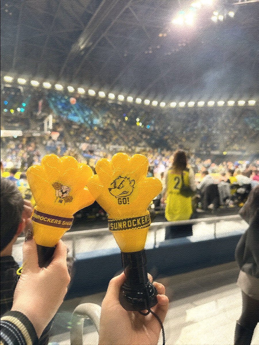 a_______084's tweet photo. 小さい頃からずっと🏀やってたのもあって、よくプロの🏀観に行くんだけどもまさかの私の好きなチームに……………ということで🫰🏻︎❤︎まこつと一緒に行ってきた〜！楽しかった。・°°・(＞_＜)・°°・。ふふ https://t.co/nn7rNRuNKh