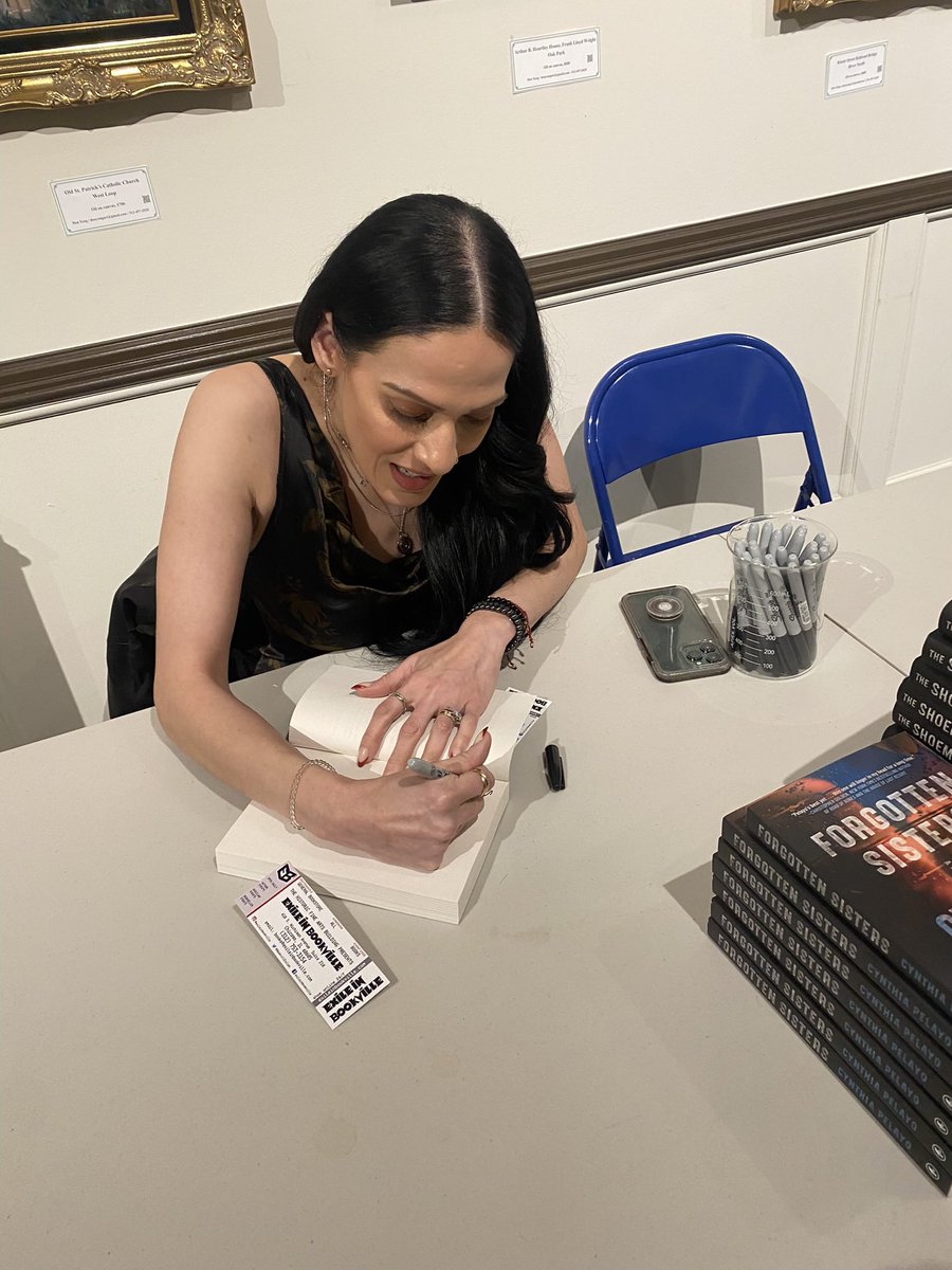 Happy Book Launch last night at @BookvillExiles for @cinapelayo’s Forgotten Sisters book in conversation with author Julia Fine. #Chicago #littlemermaid #mysterythriller 
@ChicagoHWA