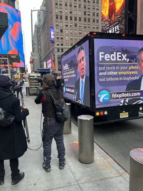 FedExPilots's tweet photo. FedEx pilots visited Nasdaq MarketSite and Times Square to tell FedEx management it's time to put stock in your pilots and other employees, not billions in buybacks!

@ALPAPilots @CNBC @GMA @SquawkCNBC @FedEx

#ContractNow https://t.co/pZz3zADhoU