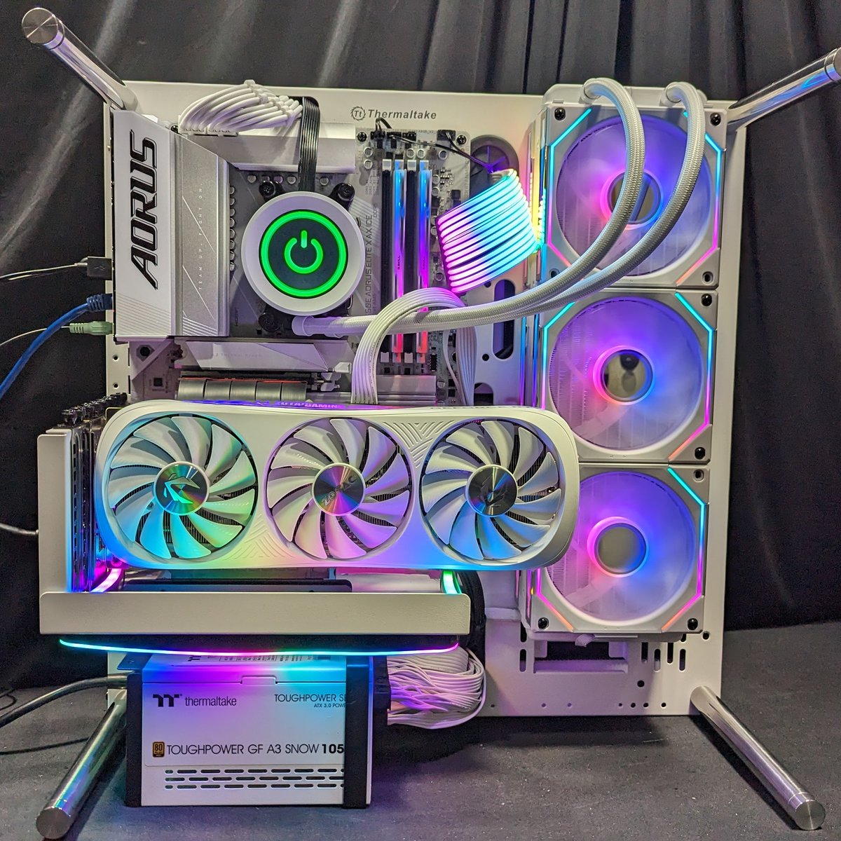 GamingEmpower's tweet image. We put this all white build together for a wall mount using the @Thermaltake_na P3 Case and added some RGB strips to help get the that right accent. Looked amazing, wall mount photos coming soon.
#wallmountPC #whitepc #custompcbuild #pcbuilder #pcbuilding #pcbuild