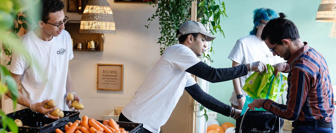 #Solidarité | Présente depuis un an à #Strasbourg, l'association #COP1 a organisé une distribution alimentaire à La #Recyclerie #Amitel. 450 paniers ont été distribués aux étudiantes et étudiants. @Cop1_Soli_Etu ➡️urlz.fr/pXwU