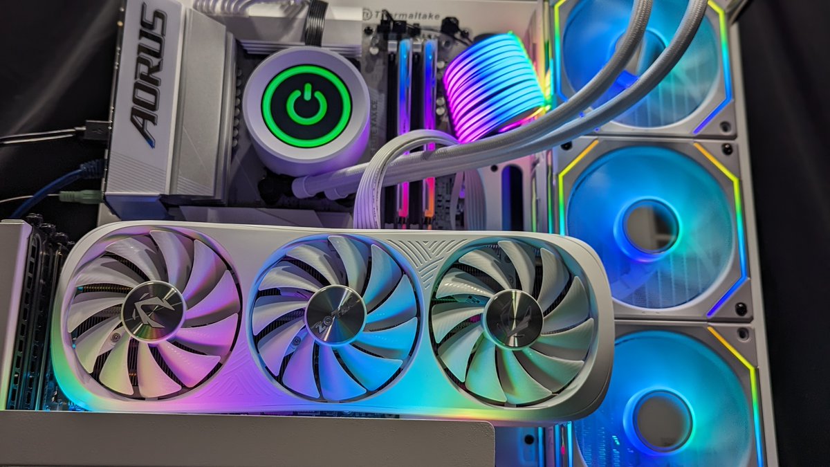 GamingEmpower's tweet image. We put this all white build together for a wall mount using the @Thermaltake_na P3 Case and added some RGB strips to help get the that right accent. Looked amazing, wall mount photos coming soon.
#wallmountPC #whitepc #custompcbuild #pcbuilder #pcbuilding #pcbuild