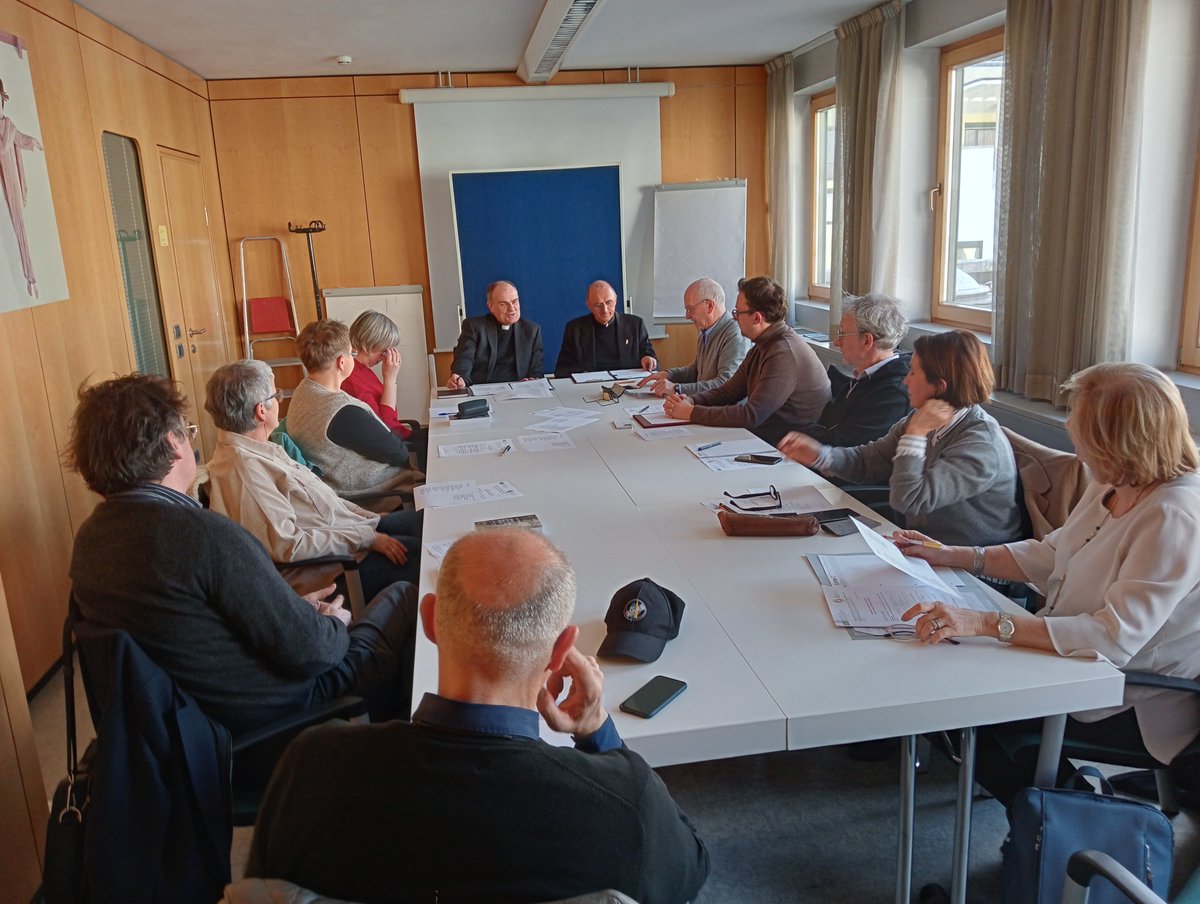 Zwölf Personen haben sich im vergangenen Jahr an die Ombudsstelle für innerkirchliche Missbrauchsfälle gewandt. Dies berichtete Ombudsfrau Maria Sparber vor Kurzem bei der Sitzung des Fachbeirats für den Schutz von Minderjährigen. 
facebook.com/BZBXnet