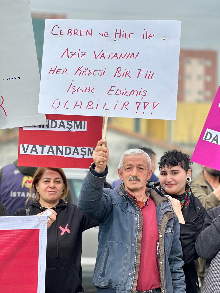 Şahintepe ve Sonevler imar uygulamalarına karşı açmış olduğumuz davalarda verilen 73 iptal kararının uygulanması için @csbgovtr Çevre Şehircilik ve İklim Değişikliği Müdürlüğü önünde toplandık ve basın açıklaması düzenledik. Kanala Ranta Sürgüne Dur ! Mahalle Bizim !