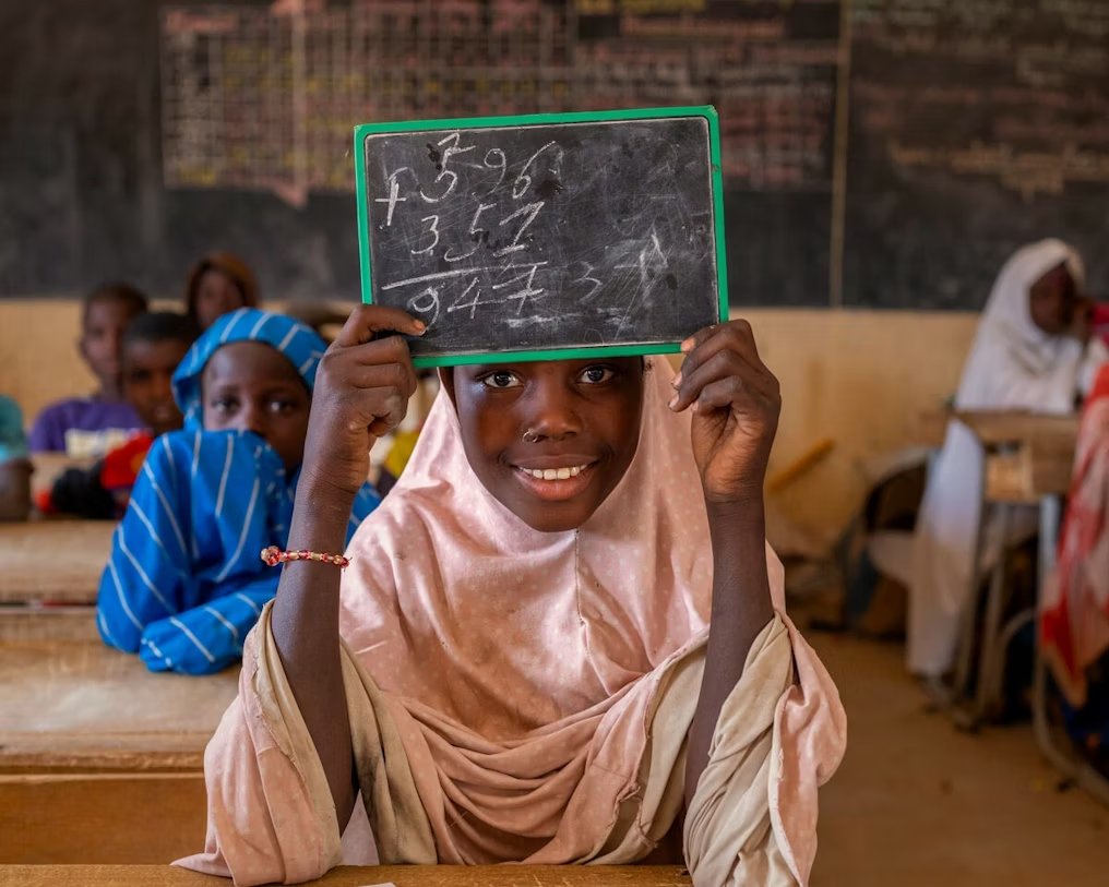 🔔#SchoolMeals help parents in providing food for children; an incentive to send kids to school. 🧑‍🎓Among them is 𝗭𝗮𝗿𝗮 from #Niger🇳🇪, who at 14 already recognizes how education can break the cycle of vulnerability, injustice & inequality. 🔗Her story: tinyurl.com/23psmu3k
