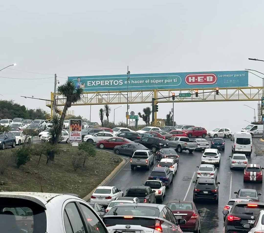 diana2tweet's tweet photo. Un dia de trafico normal en #Leones con desviaciones, gandallas, sin transitos y sin control
Mientras @samuel_garcias en su tesla  y @colosioriojas en campaña despues del mugrero que dejó en #Monterrey !
@_taxista_regio_ @Mty_Leones @CumbresMty #NuevoLeón @MtyFollow #mtypte https://t.co/JGtLo8IgDC