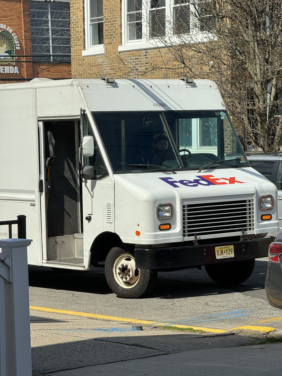 YoungLgnds's tweet image. Anyway I live in a really Hispanic area. I met a Mexican Rastafarian who drives a fedex truck. He talked briefly