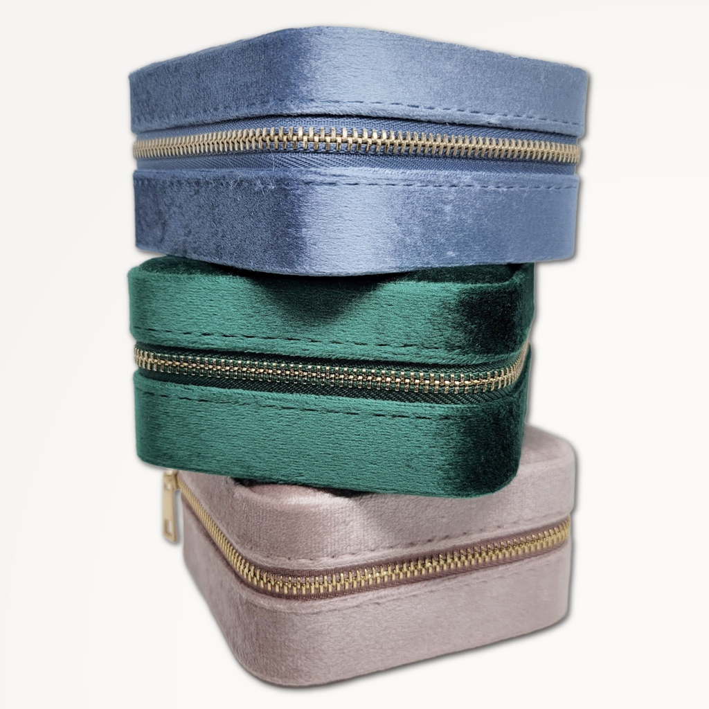 Planning a trip anytime soon? These velvet zipper jewelry travel boxes will keep you organized!  ✈ Available online in three colors. #jewelrystorage #velvet #organization #travel #jewlerybox

Find them here 🌷 linkin.bio/beatrixbell