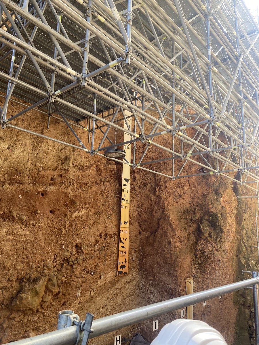 _luciafdz98's tweet photo. El pasado martes visitamos los Yacimientos de Atapuerca ubicados en la provincia de Burgos. Aquí, podemos ver el primero: Sima del Elefante, en la ultima excavación han llegado a encontrar restos de hace 1,4 millones de años. 
#AprendizajeCCSS #HistoriaEUMZA #fatapuerca https://t.co/biDXatgr1r