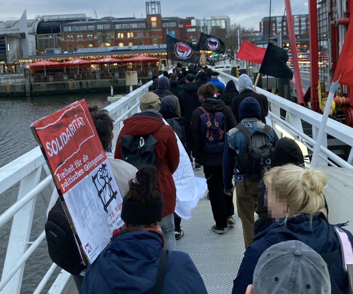100 Teilnehmer:innen zogen am 15.3., dem internationalen Tag gegen #Polizeigewalt, unter dem Motto #NoJusticeNoPeace von #Gaarden in die #Kiel|er Innenstadt. Auf dem Vinetaplatz wurde u.a der repressive Dauerzustand in Gaarden &amp; die Bewaffnung der Polizei mit Tasern thematisiert.