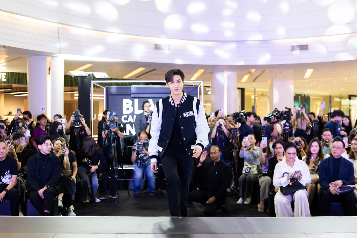 zoomdara_online's tweet photo. “ต่อ ธนภพ” แขกคนสำคัญของแอร์แคเรียร์
แชร์มุมมองแต่งบ้านด้วยไอเทมแอร์สีดำกับดีไซน์ใหม่เสมือนเฟอร์นิเจอร์
🔗 https://t.co/JrSoxFqr4D
#ต่อธนภพ #thanapob_lee
#PERSES #PERSES_TH
#แอร์สีดำต้องแคเรียร์
#BLACKisELEGANT
#XisELEGANT #XinverterPlus
#Carrierthailand https://t.co/vnmgMvLiKr