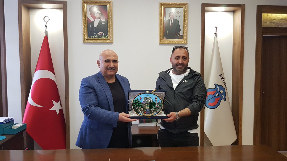 Belediye Başkanımız Sn. Ekrem ÜNLÜ, Genç İş Adamlarımızdan Halis ÇINAR'a ilçemize yapmış oldukları katkılardan dolayı teşekkür ederek, ilçemizin resmedildiği rölyef plaketi hediye etti.

#Bayat #BayattaHayatVar