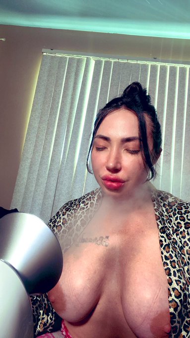 Shhh&hellip;.🤫   Don&rsquo;t tell anyone but the secret to good skin is a FACIAL!  That&rsquo;s my BIG MILF booty all over