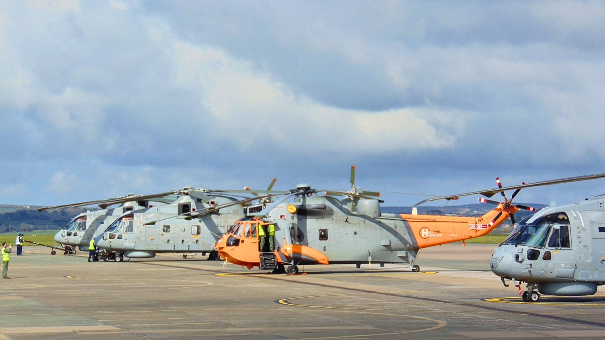 RNAS Culdrose welcomed back a old friend today - a visiting Sea King helicopter from @HeliOperations. Pictured with a trio of @RoyalNavy Merlin helicopters from #824NAS & #814NAS. The veteran aircraft turned quite a few heads around the airfield and inspired a fair few dits.