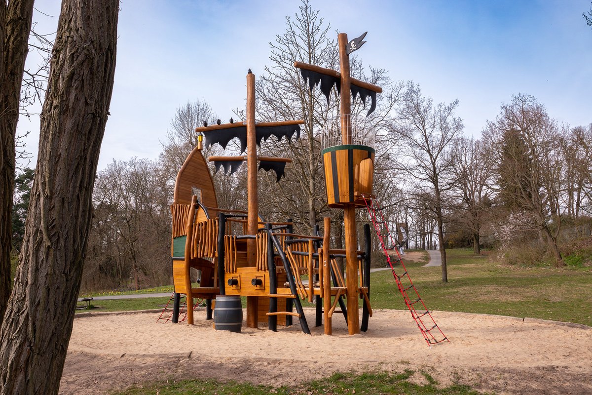 Man sagt, er sei einer der schönsten Spielplätze Berlins und die Besucher geben ihm Recht. Aus ganz Berlin zieht es die Menschen auf den Spielplatz am Runebergweg in Kladow. Seit heute glänzt er wieder mit seinen restaurierten Spielgeräten.