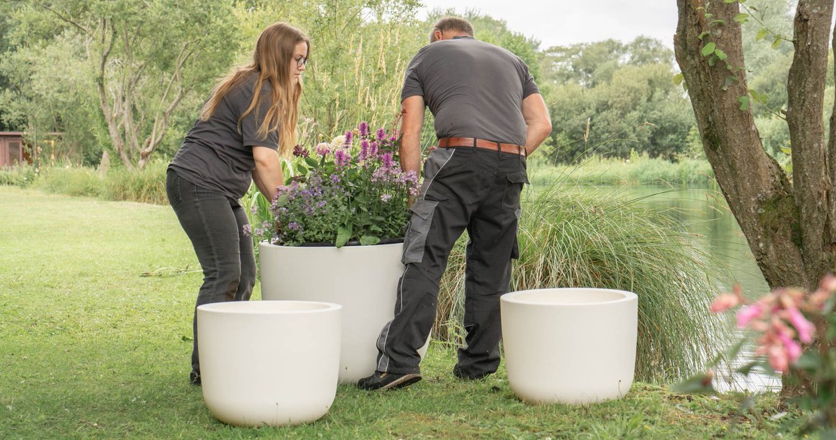 Happy first day of spring! 🌷

Add a burst of colour with a beautiful pot arrangement or a stylish window box display.

#seasonalplanting #potarrangement #gardening #containergardening #londongardens #theplantingexperts #alasteranderson #gardendesign #smallgardensolutions