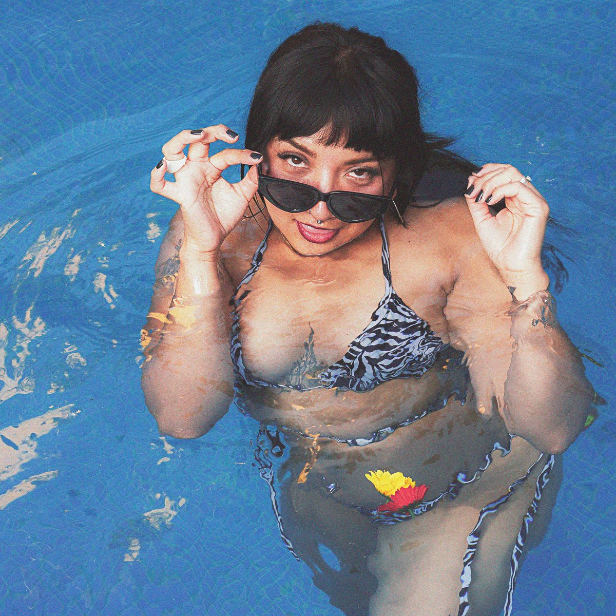 #NuevaFotoDePerfil

#poolparty patrocinada por JK @joneku3

Producción de Fotografía Erótica
By <a href="/fotosdemiamigo/">Las fotos de mi Amigo</a>
Colaborador @yaxkin_godoy
Música @soykabri
Bebidas
Original by Diabólica <a href="/diana_r0bles/">Diabólica 🖤</a>