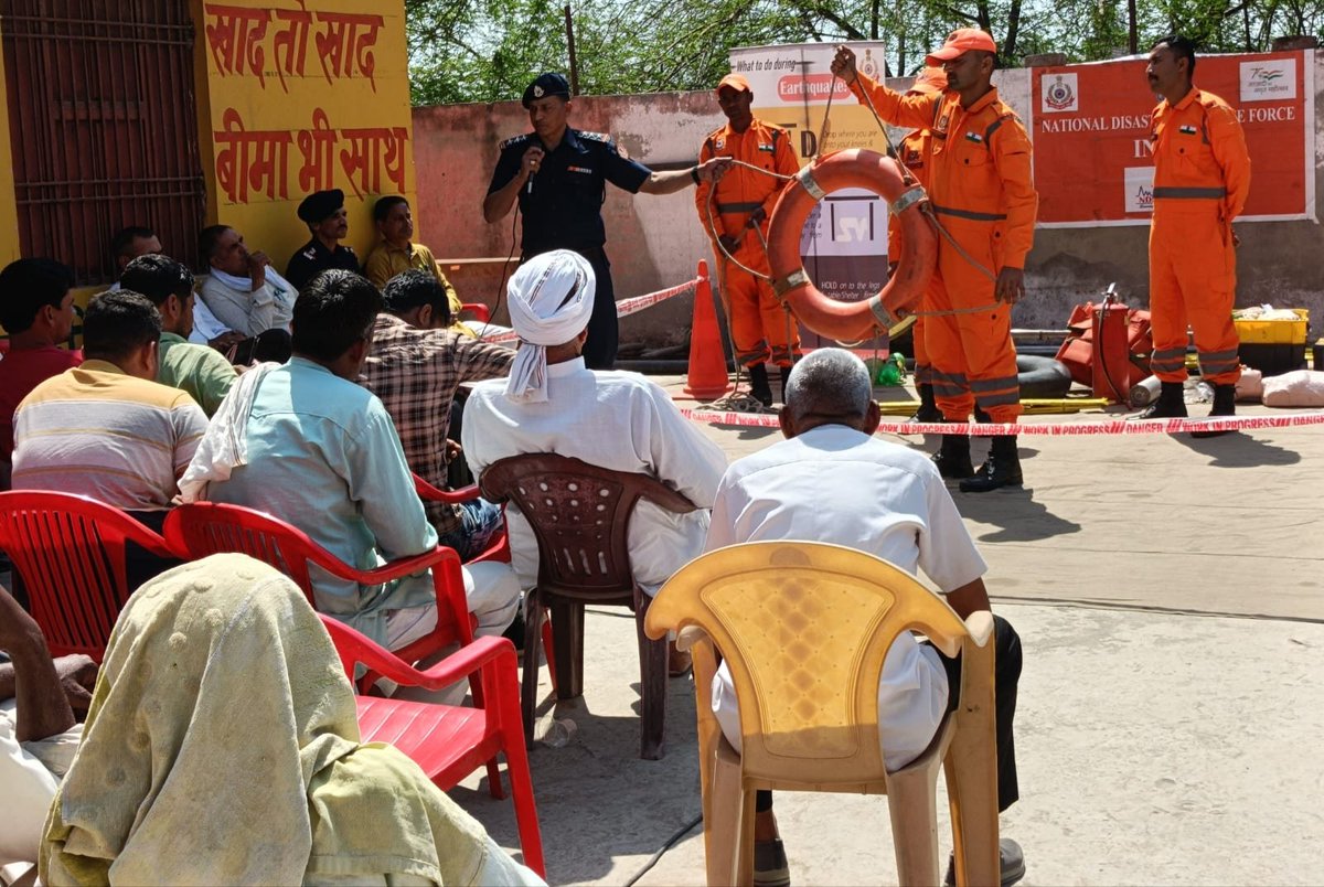 07NDRF's tweet image. #Team7BnNDRF conducted Community Awareness Program under #Famex at Bond Kalan,Charkhi Dadri(HRY).
Topics Covered:
Flood safety &amp;amp; Rescue Techniques
CPR
Bandage
Bleeding Control
Splinting 
Dos &amp;amp; Don&apos;ts during Earthquake &amp;amp; Heat Wave
@NDRFHQ @AtulKarwal @ndmaindia
@PIB_India @cmohry