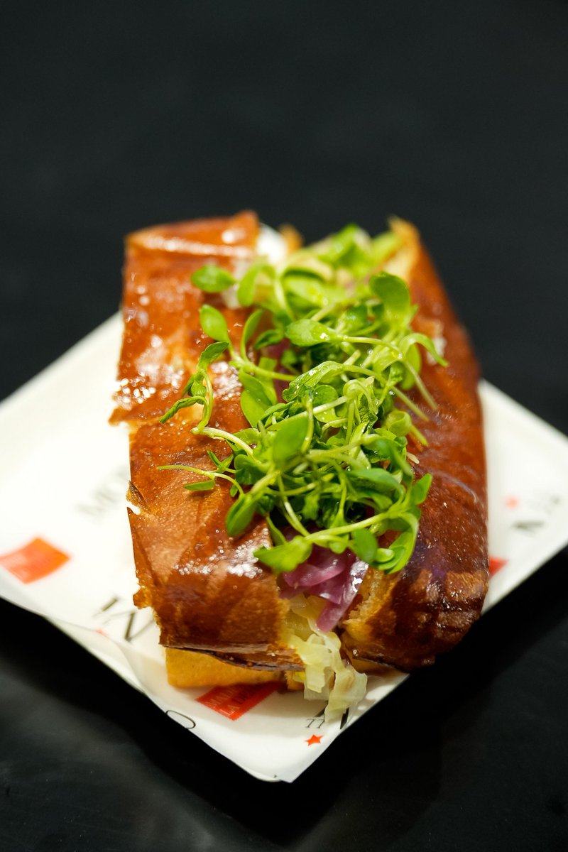 <a href="/AlimentariaBCN/">Alimentaria</a> <a href="/premioscincho/">Premios Cincho</a> <a href="/IGPMorcillaBu/">IGPMorcilladeBurgos</a> <a href="/DehesaGrande/">Coop Dehesa Grande</a> <a href="/lasrecetasdemj/">Las Recetas de MJ</a> <a href="/botillobierzo/">Botillo del Bierzo</a> 🍽️ Brioche de crema de <a href="/botillobierzo/">Botillo del Bierzo</a>, encurtidos y pamplina 💛

Carlos Hernández del Restaurante ConSentido nos ha dejado sin palabras con esta elaboración con Alimentos del calidad del Bierzo 😲💛

<a href="/AlimentariaBCN/">Alimentaria</a>